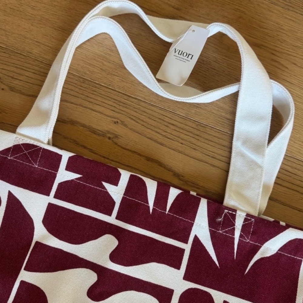 NWT 2025 Vuori holiday tote in white & strawberry red 🍓 - sold out! - Picture 3 of 5